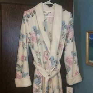 NEW Pretty, soft, flowered bathrobe WITH TAGS